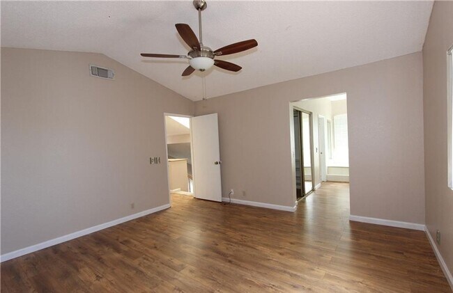 Building Photo - Gorgeous & Open Floor Plan House 4.Bed+3.Bath with Solar System AVAILABLE