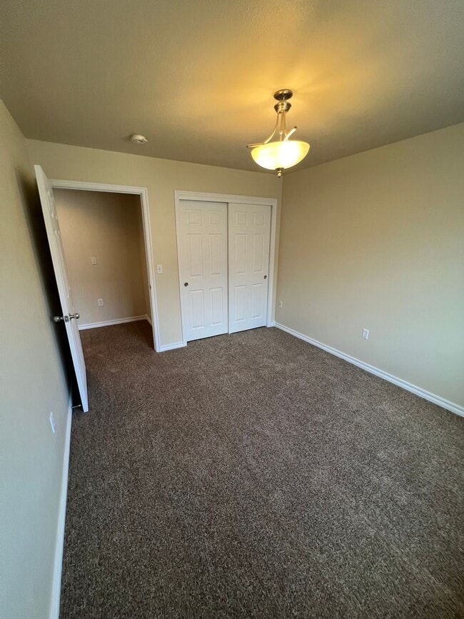 Building Photo - Large 4 Bed 2.5 bath blocks from Fort Riley