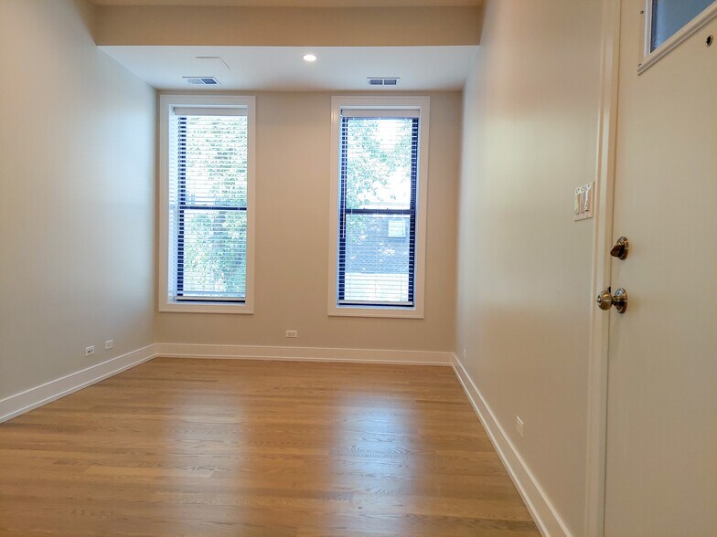 Building Photo - 2057 W Dickens Ave