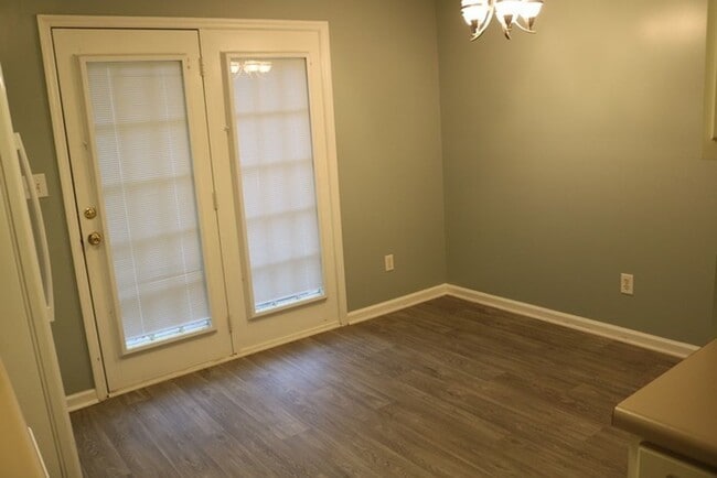 Building Photo - Townhouse for Rent – Prime Location Near W...