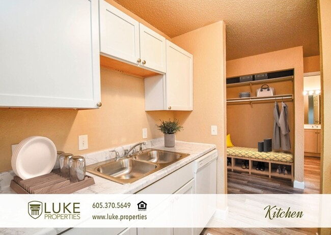 Building Photo - 405 S Sycamore Ave