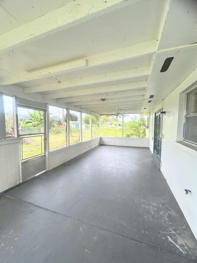 Building Photo - 4 Bedroom Cape Coral