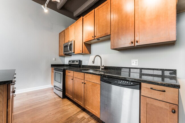 Building Photo - 4131 W Belmont Ave