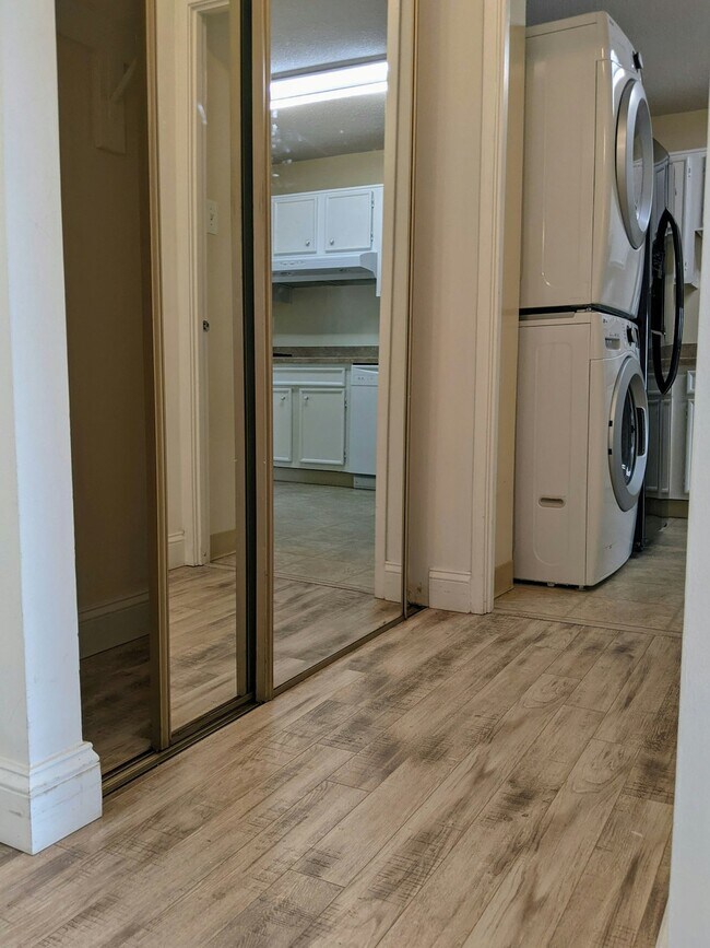 Building Photo - 205 Yoakum Pkwy