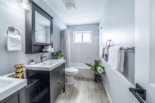 Building Photo - 2101 N 52nd Ave