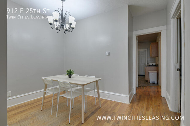 Building Photo - Updated 3 bed, 1 bath Apartment - With on-...