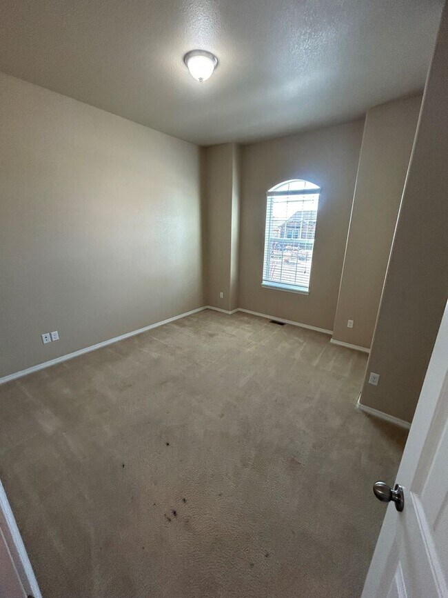 Building Photo - Absolutely Gorgeous 5-Bed 4-Bath with 3-car Garage Home!