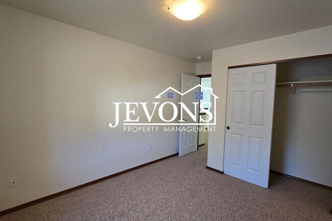 Building Photo - Coming soon! 3 Bed / 2.5 Bath Single-Family Home in West Yakima
