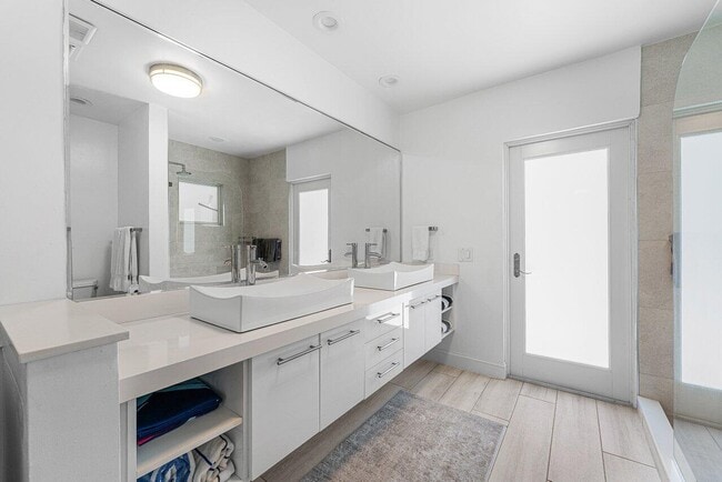 Building Photo - 2540 Mercedes Dr