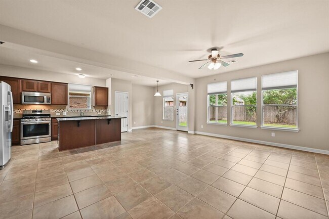 Building Photo - 808 Middle Creek Dr