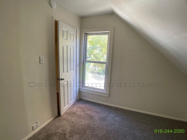 Building Photo - Spacious 4 Bedroom- Whole Home! Available ...