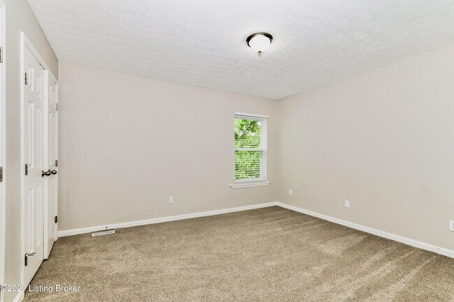 Building Photo - 10418 Pinoak View Dr