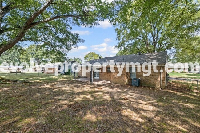 Building Photo - Charming Collierville home in PRIME location!