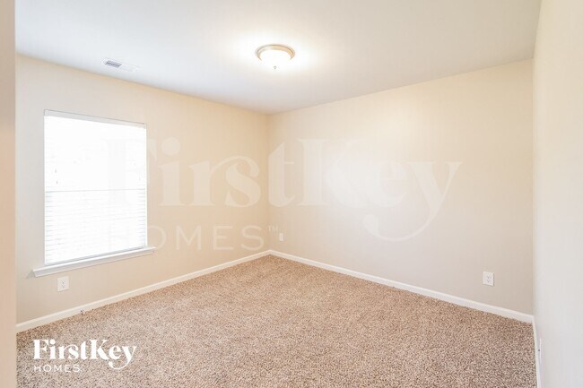 Building Photo - 758 Redbud Ln