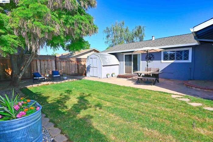 Building Photo - 749 Moraga Dr