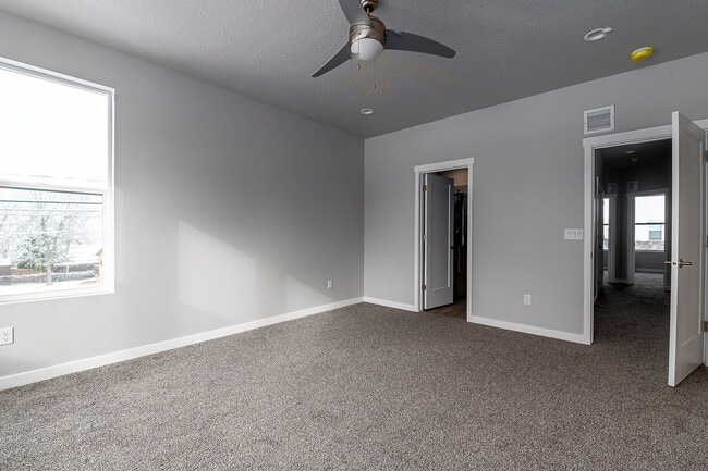 Building Photo - 712 E Zekes Ct