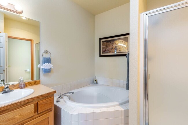 Building Photo - 951 Golden Pheasant Dr