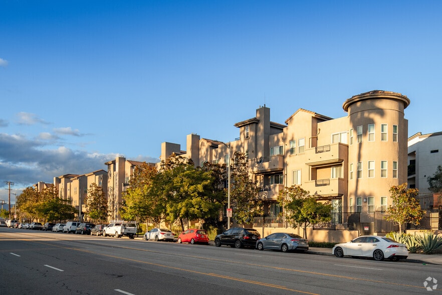 Primary Photo - Glenoaks Villas