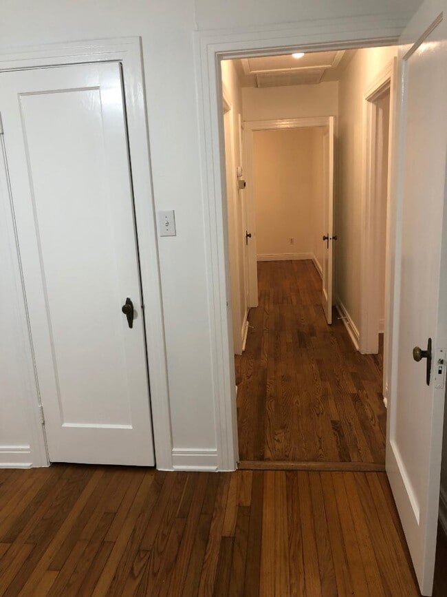 Building Photo - 1003 E 45th St