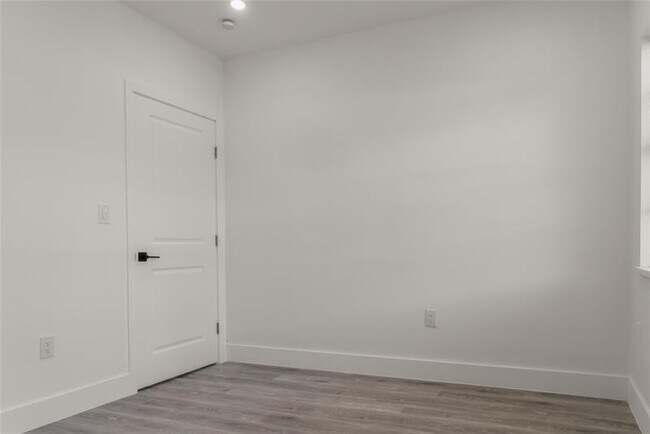 Building Photo - 2724 SW 34th Ct