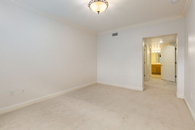 Building Photo - Expansive Marina District 2 Bedroom at Cit...