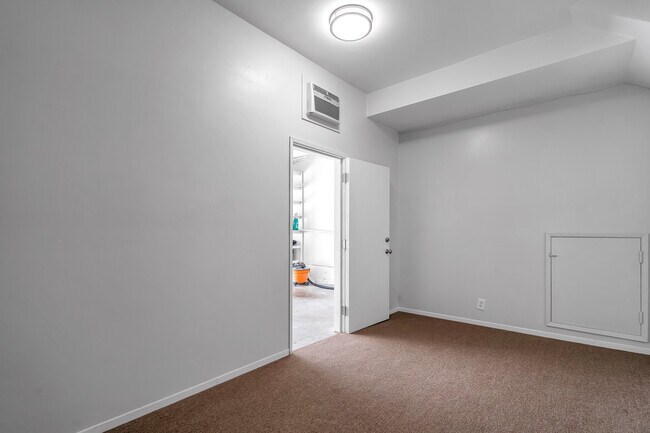 Building Photo - 11260 Overland Ave