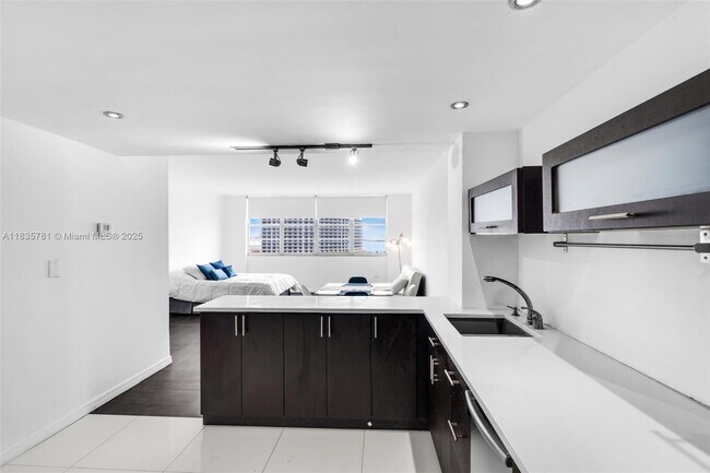 Building Photo - 801 Brickell Bay Dr