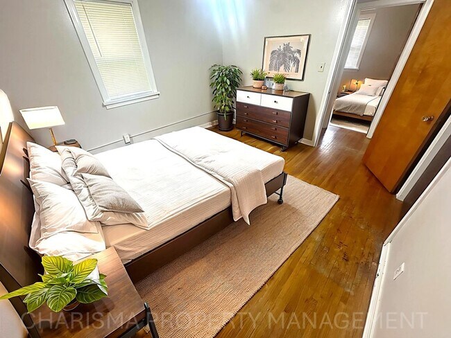 Building Photo - Spacious 2 Bedroom, 1.5 Bath Home, Newly U...