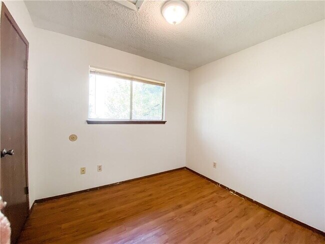 Building Photo - "Charming 3-Bed Retreat with Cozy Fireplac...
