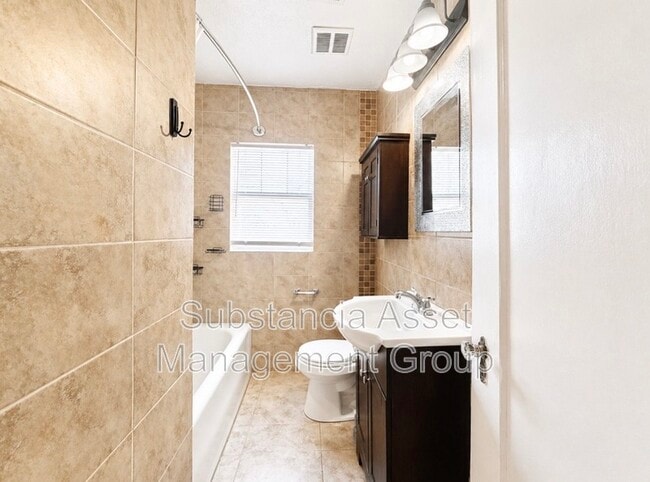 Building Photo - 939 East Dr
