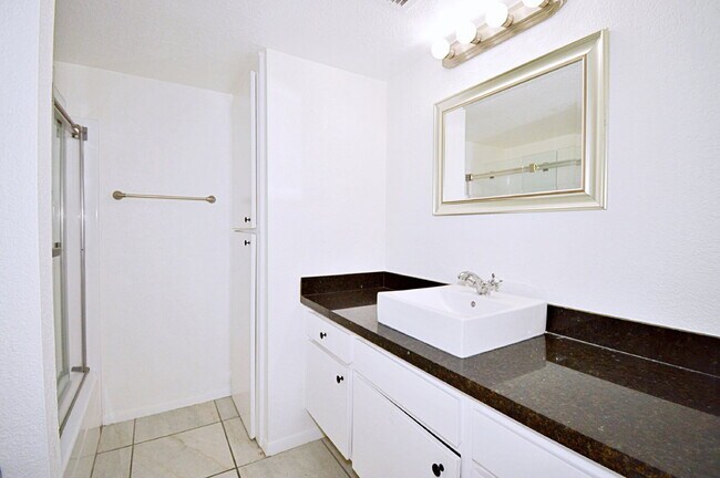 Building Photo - "Spacious 960 Sq Ft Studio Oasis in Vibrant Palm Springs!"