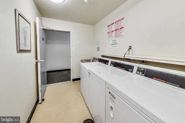 Building Photo - 3245 Rio Dr