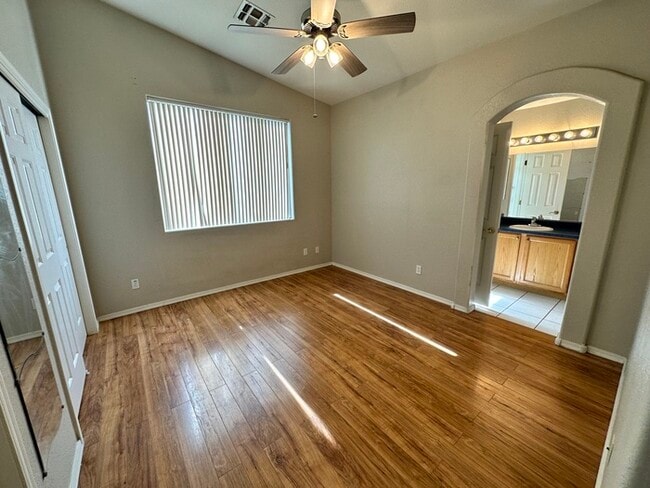 Building Photo - Charming Home