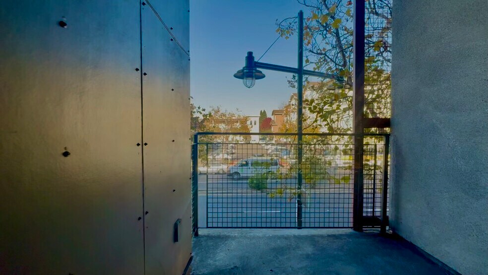 Building Photo - 1121 40th St