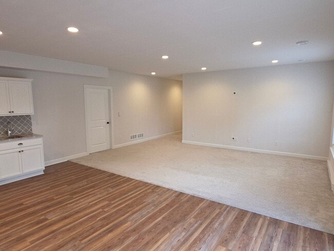 Building Photo - Like New 5 bedroom Pewaukee home in Broken...