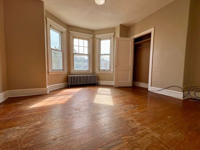Building Photo - Spacious 3-Bedroom Townhome in Port Richmo...