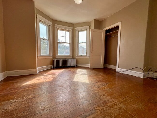 Building Photo - Spacious 3-Bedroom Townhome in Port Richmond! Available mid-April!