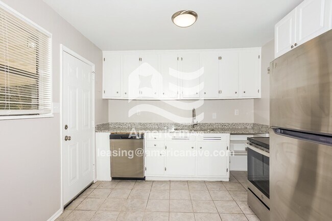 Building Photo - 731 Morton Ave NE