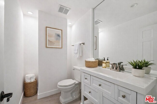 Building Photo - 10751 Wilshire Blvd