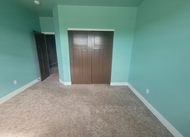 Building Photo - Richland Home with Stunning Views, Comfort...