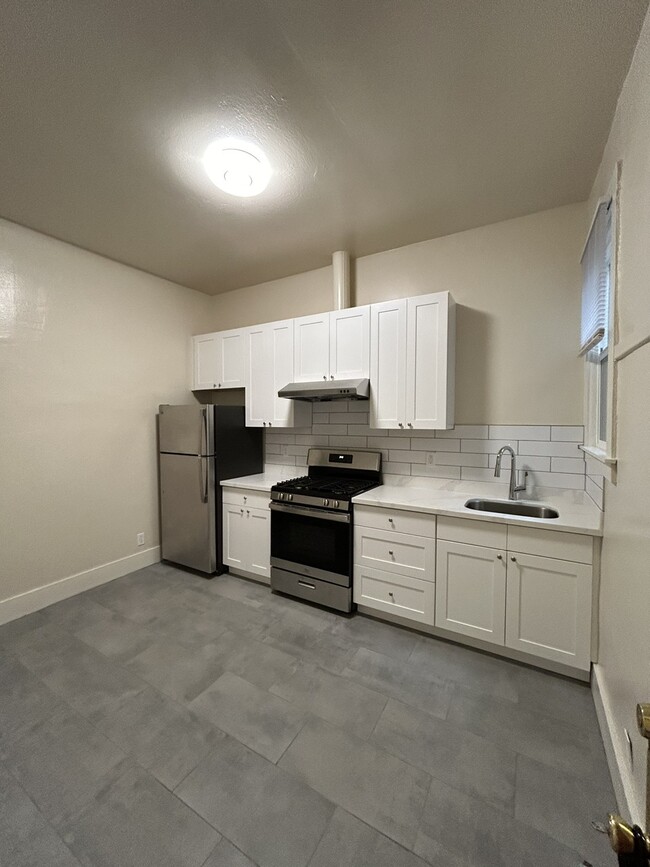 Building Photo - 1BD/1BA in Central Chinatown/FiDi Location