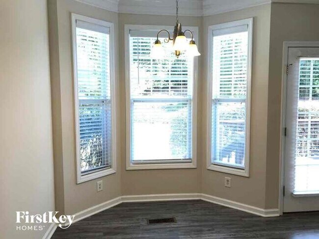 Building Photo - 1988 Sinclair Trce