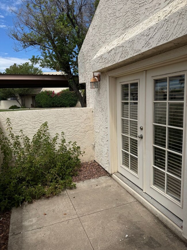 Building Photo - Charming Patio!