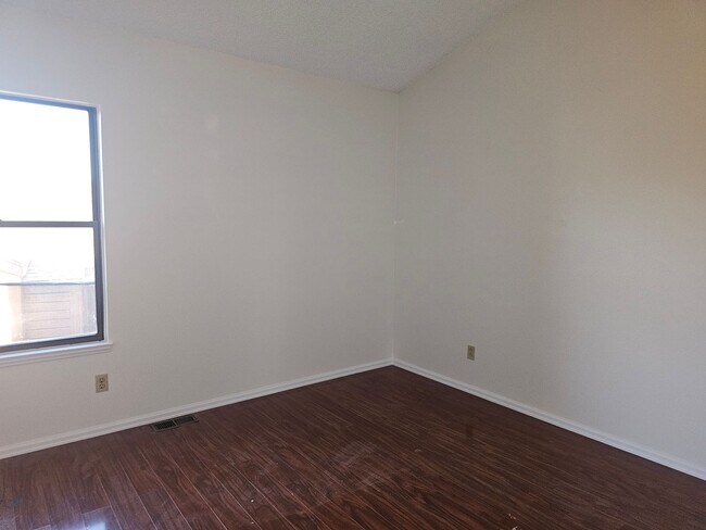 Building Photo - 3 Bedroom Raised Ranch Duplex with Garage Space