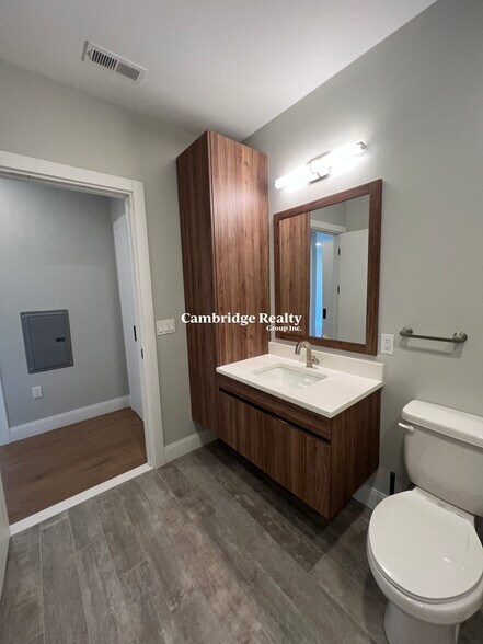 Building Photo - 10 Central St