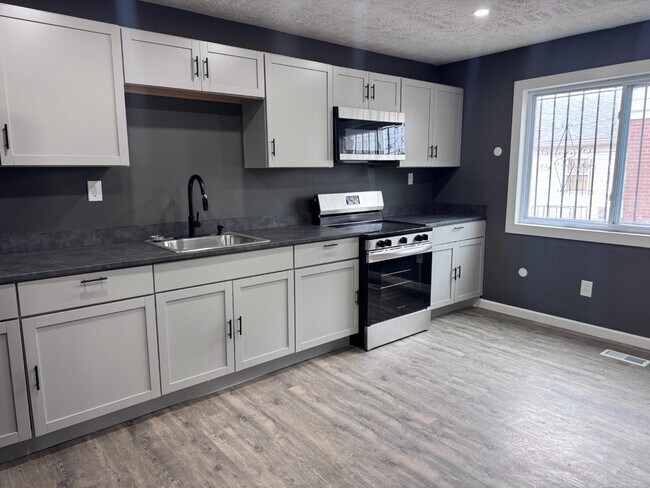 Building Photo - 2127 Winfield Ave