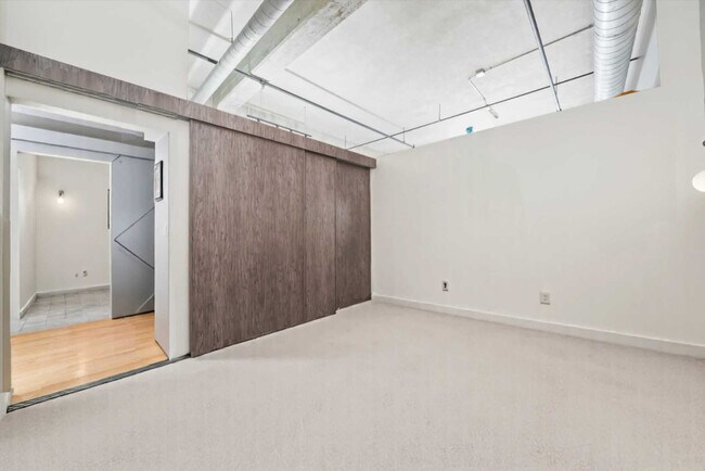 Building Photo - 817 W Washington Blvd