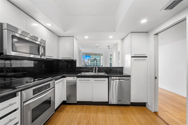 Building Photo - 2127 Brickell Ave