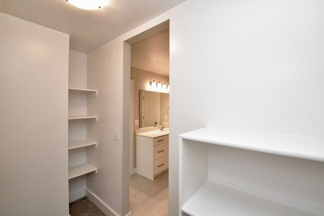 Building Photo - 3 Bedroom 2.5 Bath Townhome in West Haven!!