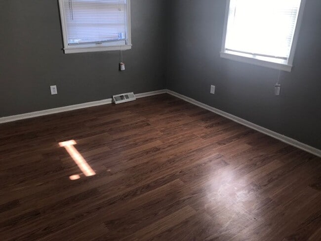 Building Photo - 2 bedroom 1 bath (Half off first months rent)